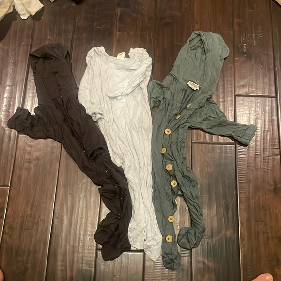 Kate Quinn bamboo onesie - Picture 1 of 3